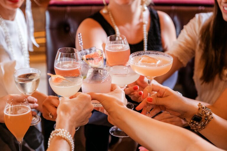 Cócteles con un toque navideño para brindar a tus invitados