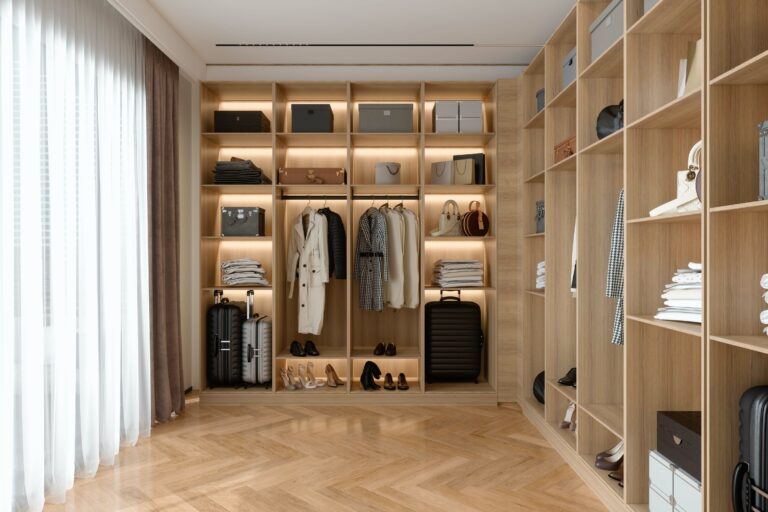 El Secreto de un Espacio Funcional: Piezas esenciales para tu closet