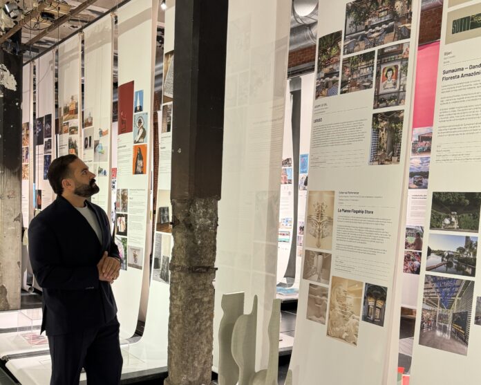 Ramon Emilio JIménez Vicens obserbando su proyecto (1) BID