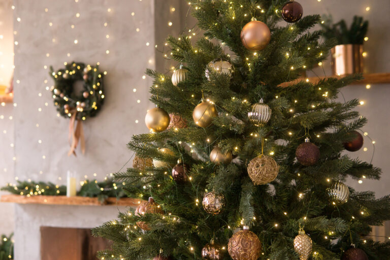 Navidad Sofisticada: 5 Estilos para Decorar tu Árbol de Navidad