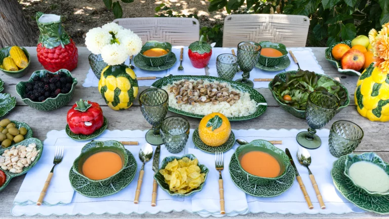 La mesa se viste de jardín: vajilla colorida para días soleados