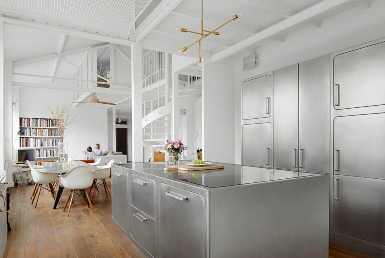 Cocinas metálicas: la nueva joya del diseño que conquista hogares