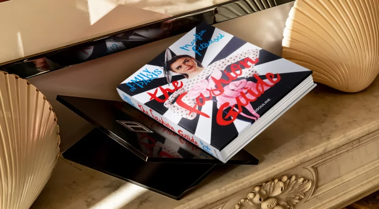 Emily in Paris: el color y el estilo de una serie en un coffee table book