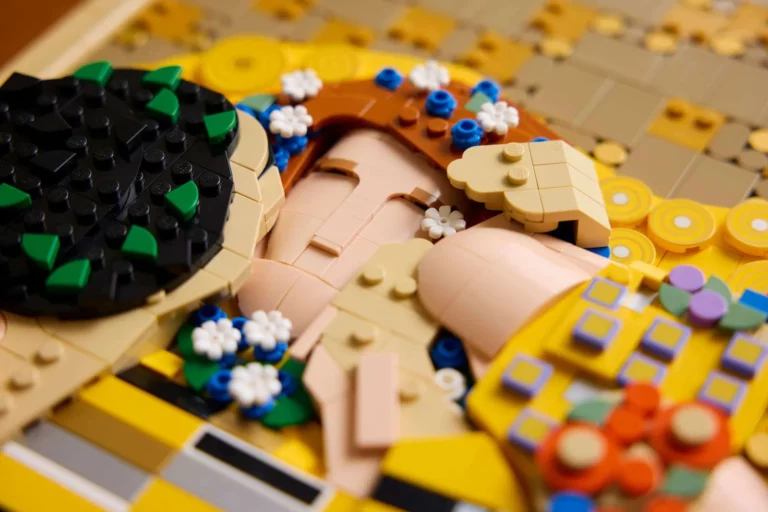 El beso de Klimt se vuelve tridimensional: La escultura de pared definitiva para amantes del diseño
